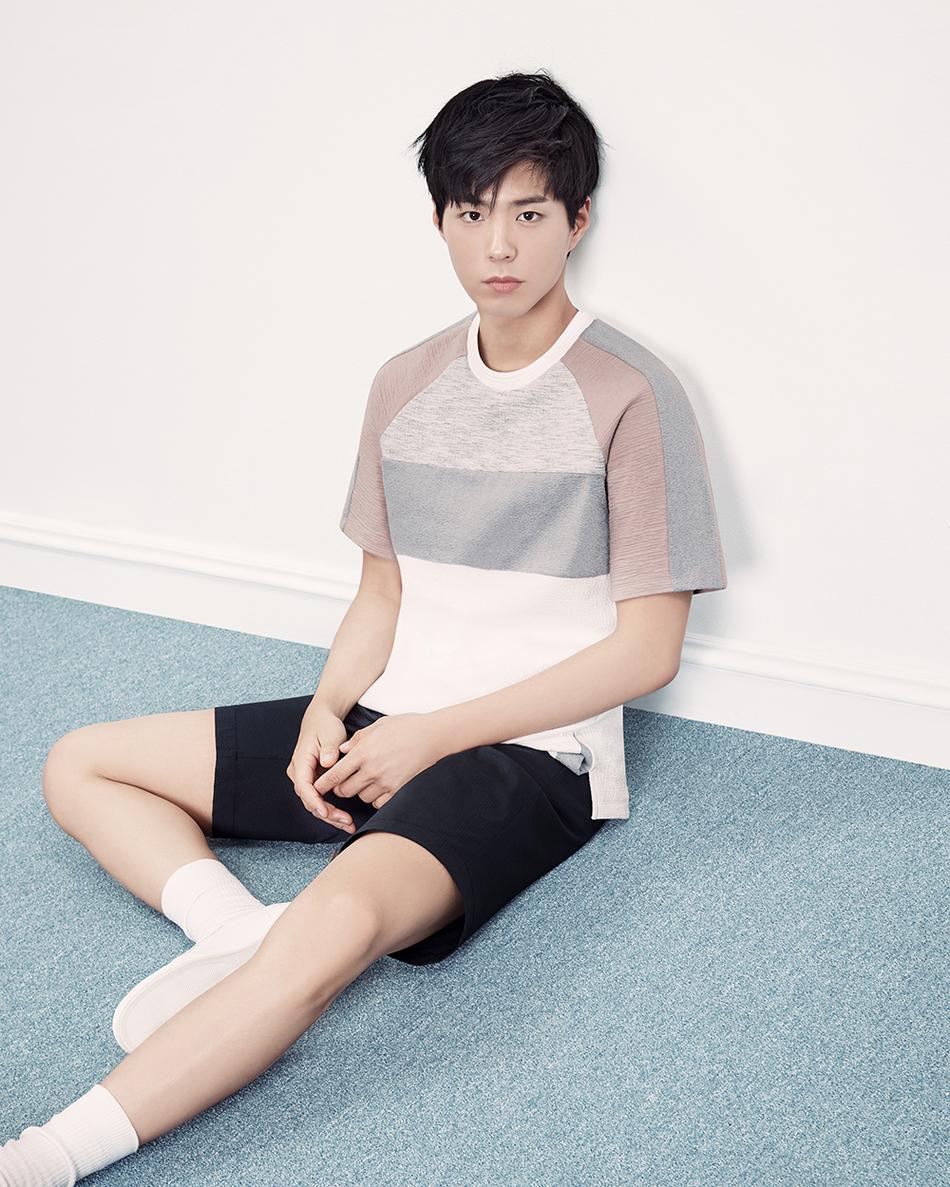 组图:朴宝剑新写真展纯净气质 笑容暖心长腿比例好