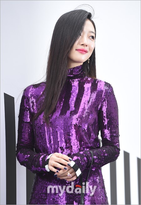 4月6日下午,崔雪莉等艺人在首尔一家百货店出席了某服装品牌宣传活动