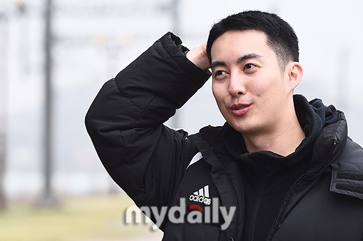 ss301成员金亨俊参加服役 剃短发入伍与粉丝告别