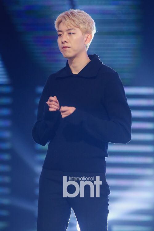 cnblue回归登台亮相 白衬衫黑西装打造精英感