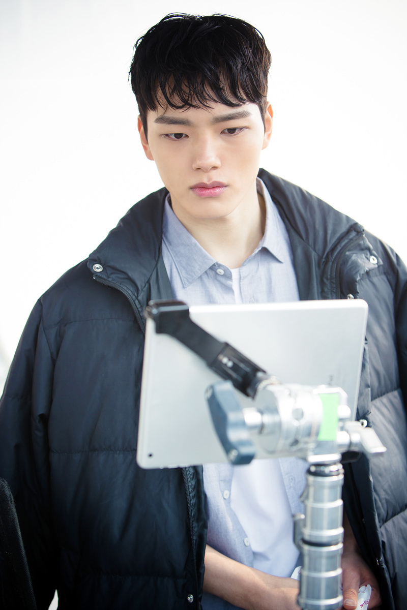 组图:tvn新剧《circle》剧照 吕珍九孔升妍若有所思