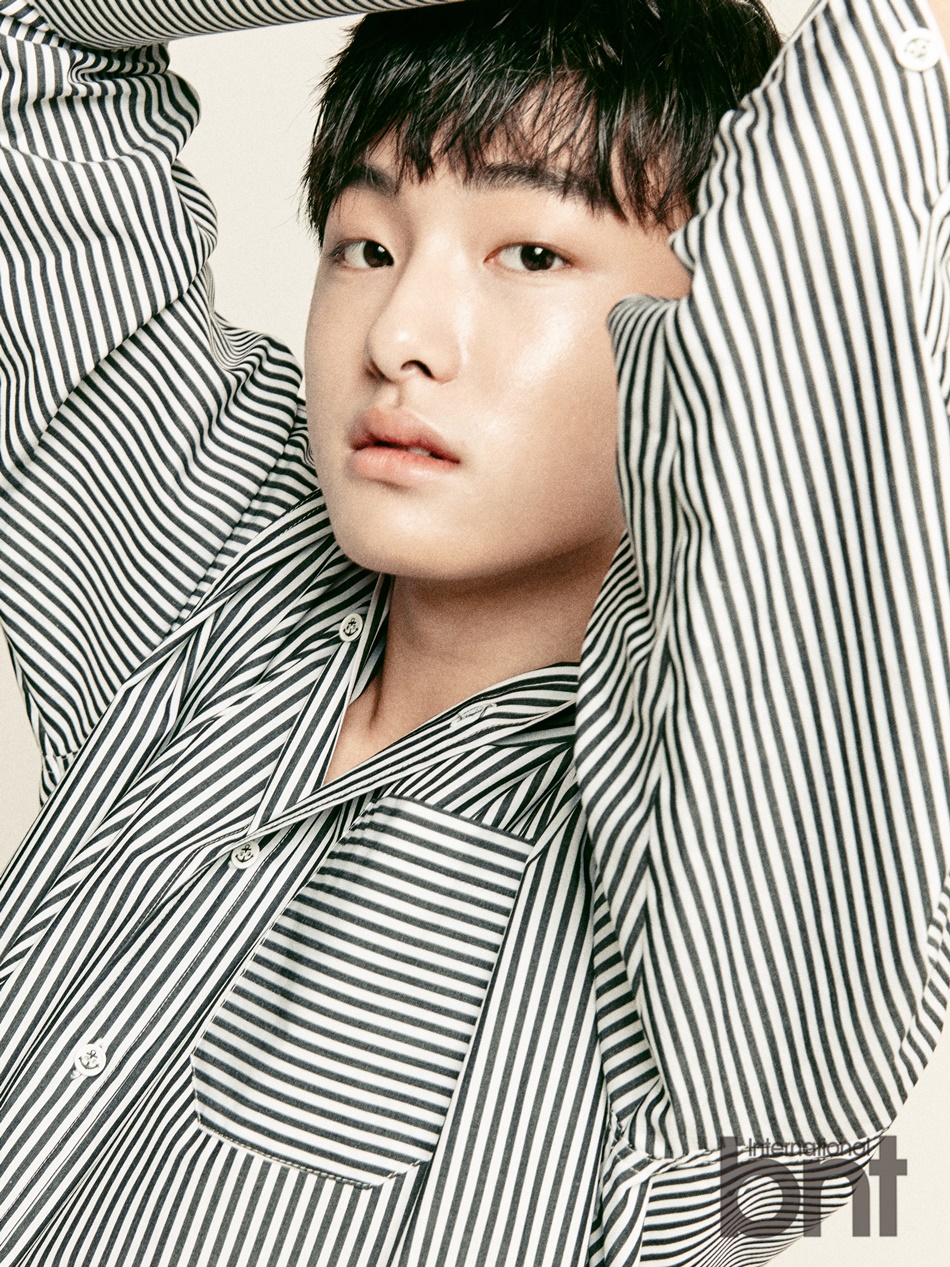 韩男星尹灿荣拍写真 纯净少年展现成长面貌