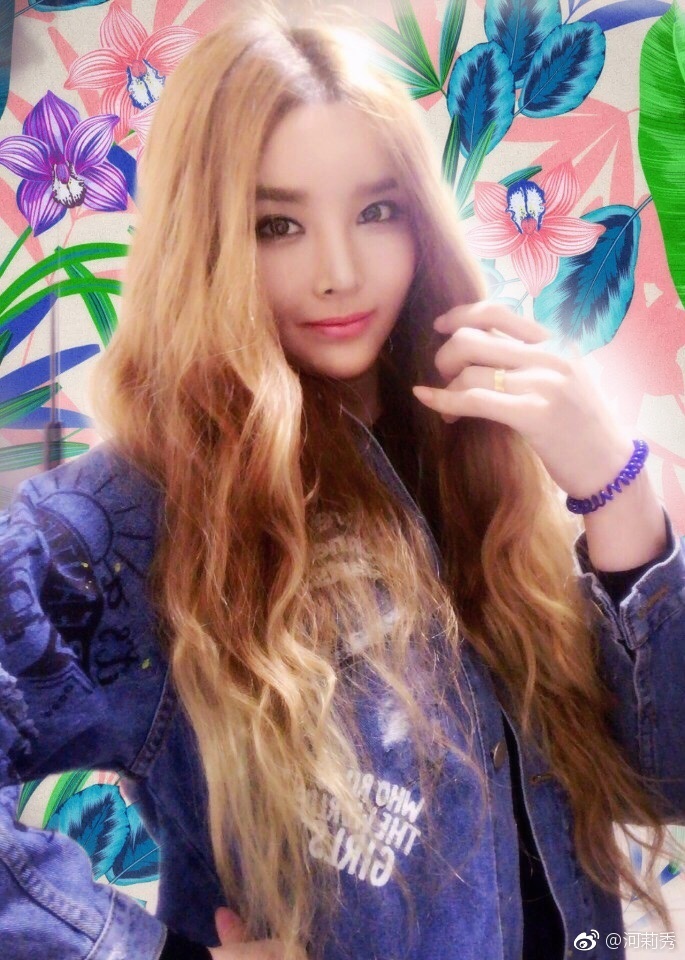 4月8日,韩国艺人河莉秀在微博上晒出自拍照,照片中河莉秀摆出性感pose