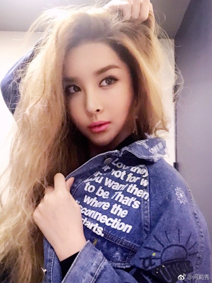 4月8日,韩国艺人河莉秀在微博上晒出自拍照,照片中河莉秀摆出性感pose