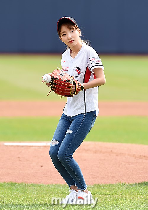 组图:韩星金智淑为棒球比赛开球 穿牛仔裤紧绷