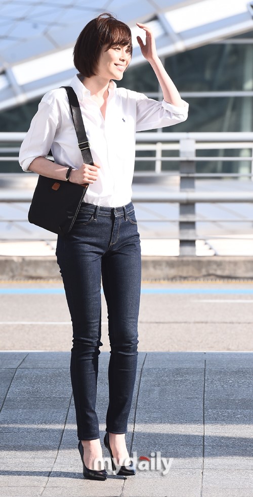 组图:韩女星李荷娜飞往菲律宾 穿高跟鞋现身机场不怕累