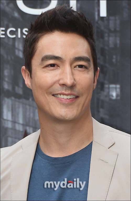 组图:丹尼尔亨利亮相儒雅大方 与高层互动显绅士风度_高清图集_新浪网