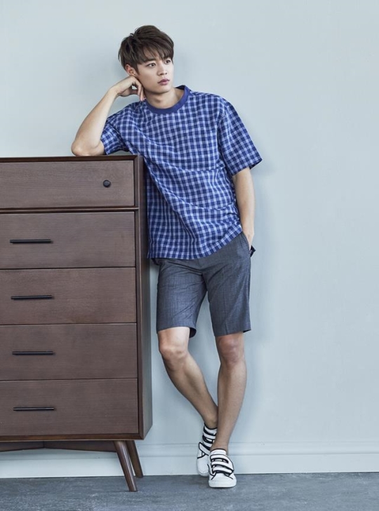 shinee成员珉豪拍春季写真 身材修长帅气俊朗