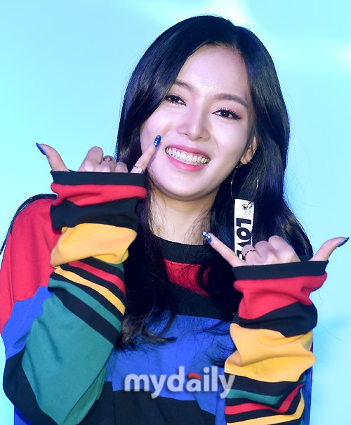 韩国女团wassup宣传新专辑 造型俏皮欢乐唱跳