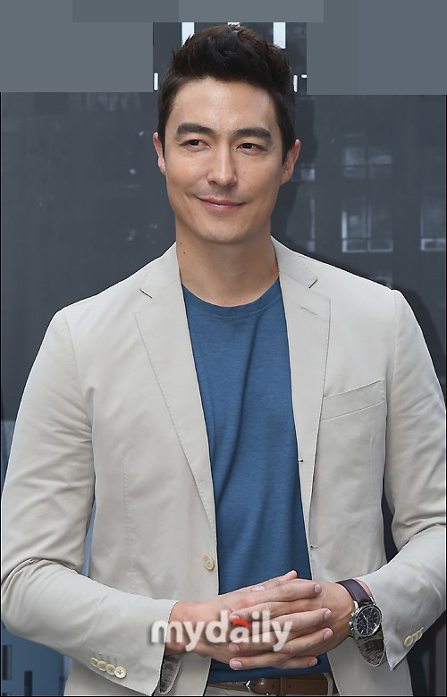 04.12】【明星】丹尼尔亨利亮相儒雅大方 与高层互动显绅士风度