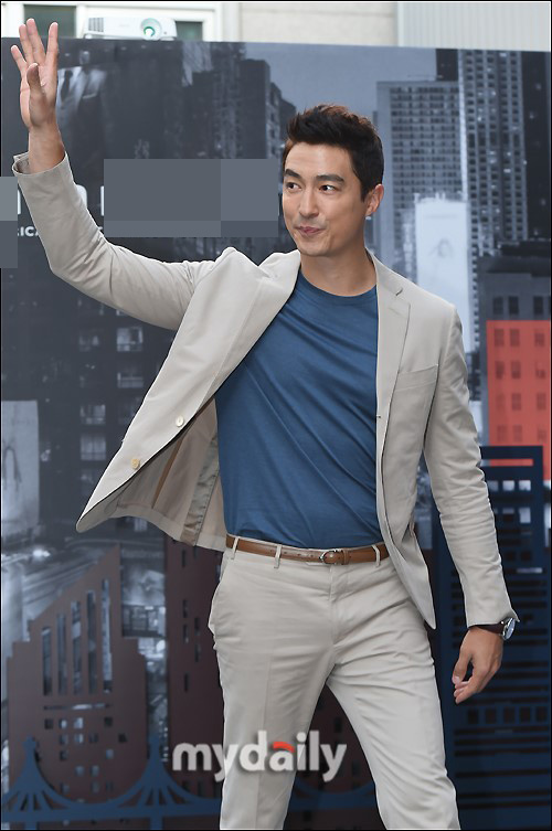 组图丹尼尔亨利亮相儒雅大方与高层互动显绅士风度