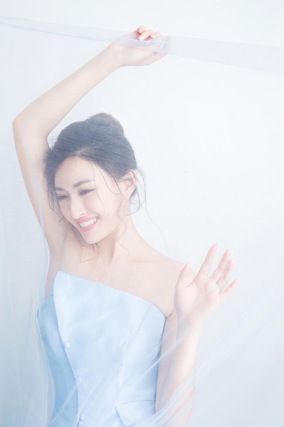 陆莹气质写真笑容温暖 好身材尽显时尚魅力