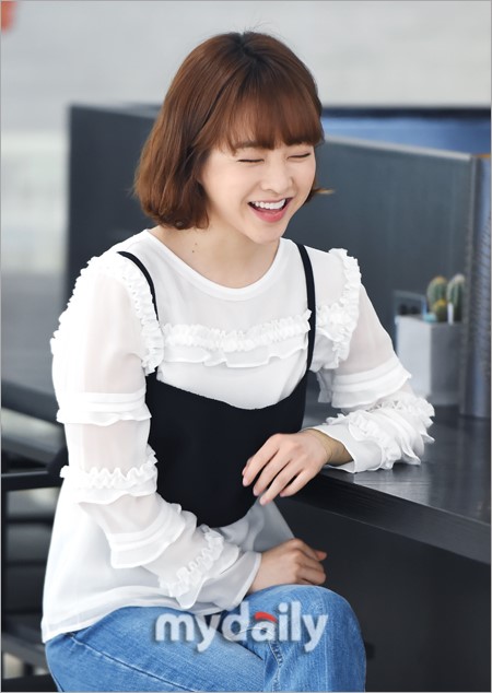 《都奉顺》朴宝英笑眼弯弯 黑白装可爱清新