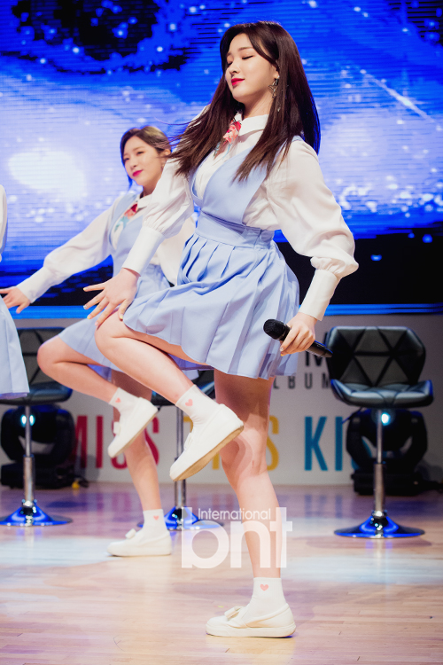 新浪娱乐讯 17日下午,韩国女团laboum在首尔江南区清潭洞举行了第二张