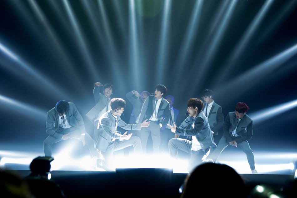 组图:韩男团sf9动感发新专辑 九成员热舞酷帅阳光