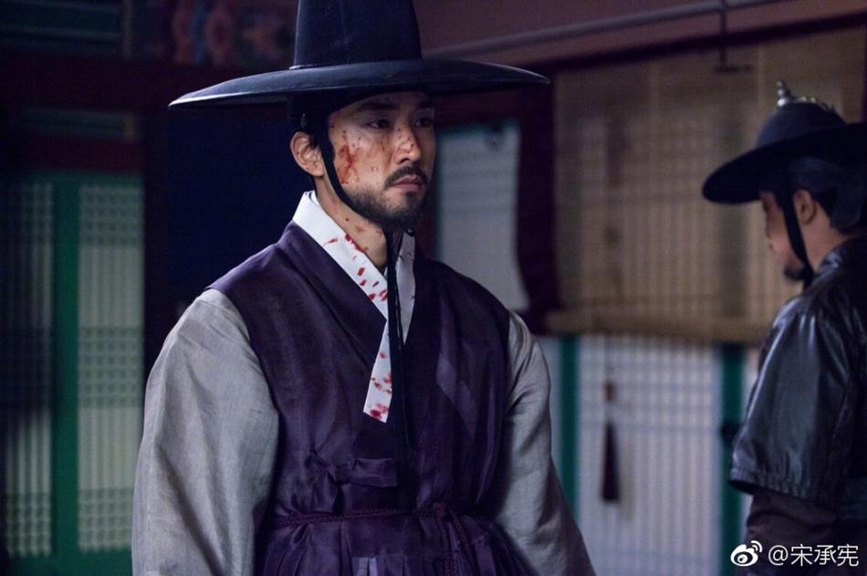 照片中,宋承宪古装打扮,空手接白刃被溅满脸是血.
