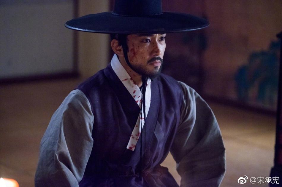 照片中,宋承宪古装打扮,空手接白刃被溅满脸是血.