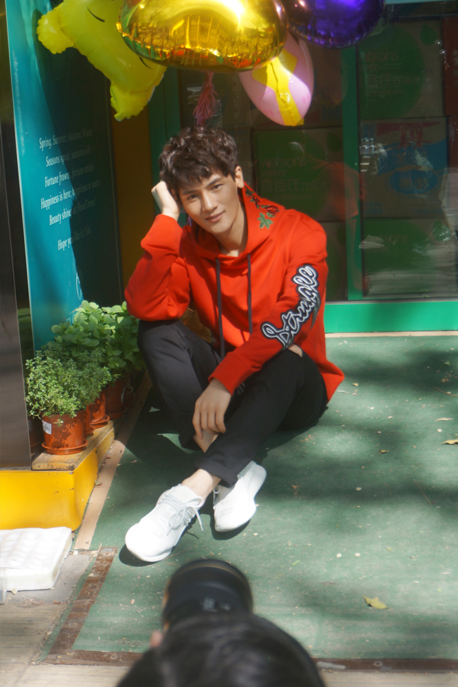 组图:马维希拍摄写真花絮 多种造型演绎不同风格