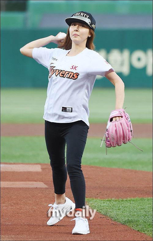 4月19日下午,韩国女艺人李尚仁来到仁川某棒球场,担任了职业棒球比赛