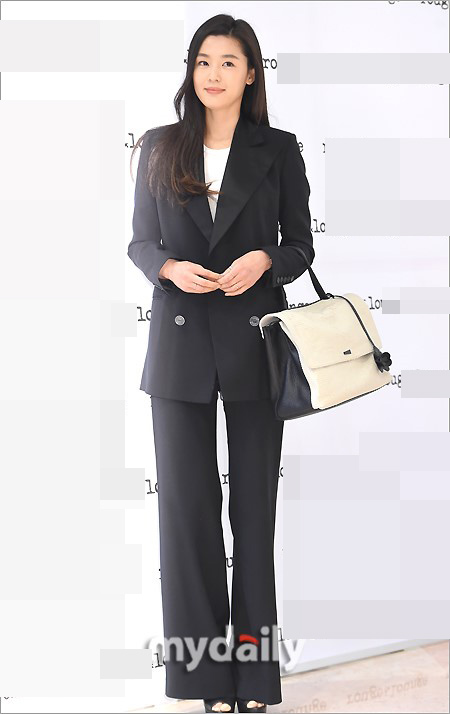 辣妈全智贤亮相气场强 黑色套装尽显干练知性