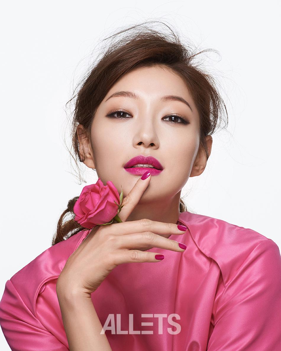 组图性感韩女星李l登时尚杂志红唇美艳眼神迷离