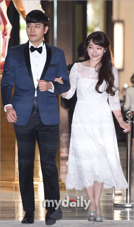 组图:金素贤孙俊浩夫妇携手亮相 恩爱挽手甜笑迷人