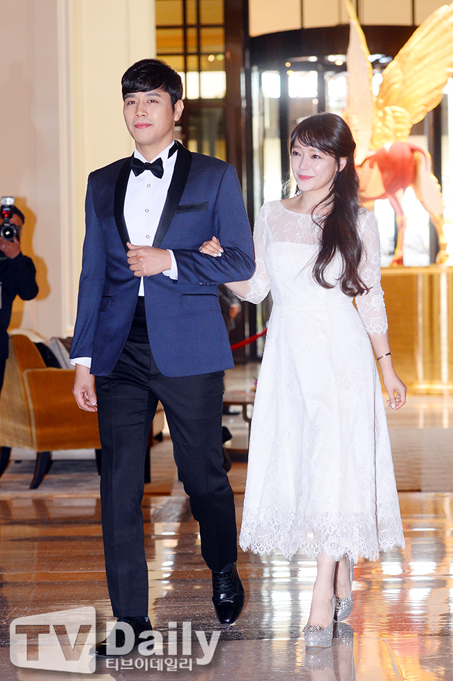 组图:金素贤孙俊浩夫妇携手亮相 恩爱挽手甜笑迷人_高清图集_新浪网