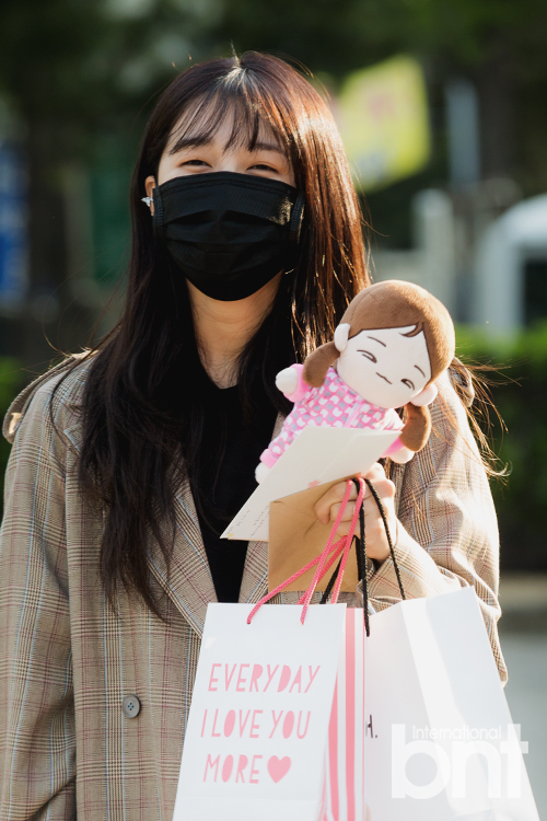 组图:apink郑恩地赴《音银》彩排 戴口罩遮脸只露眼