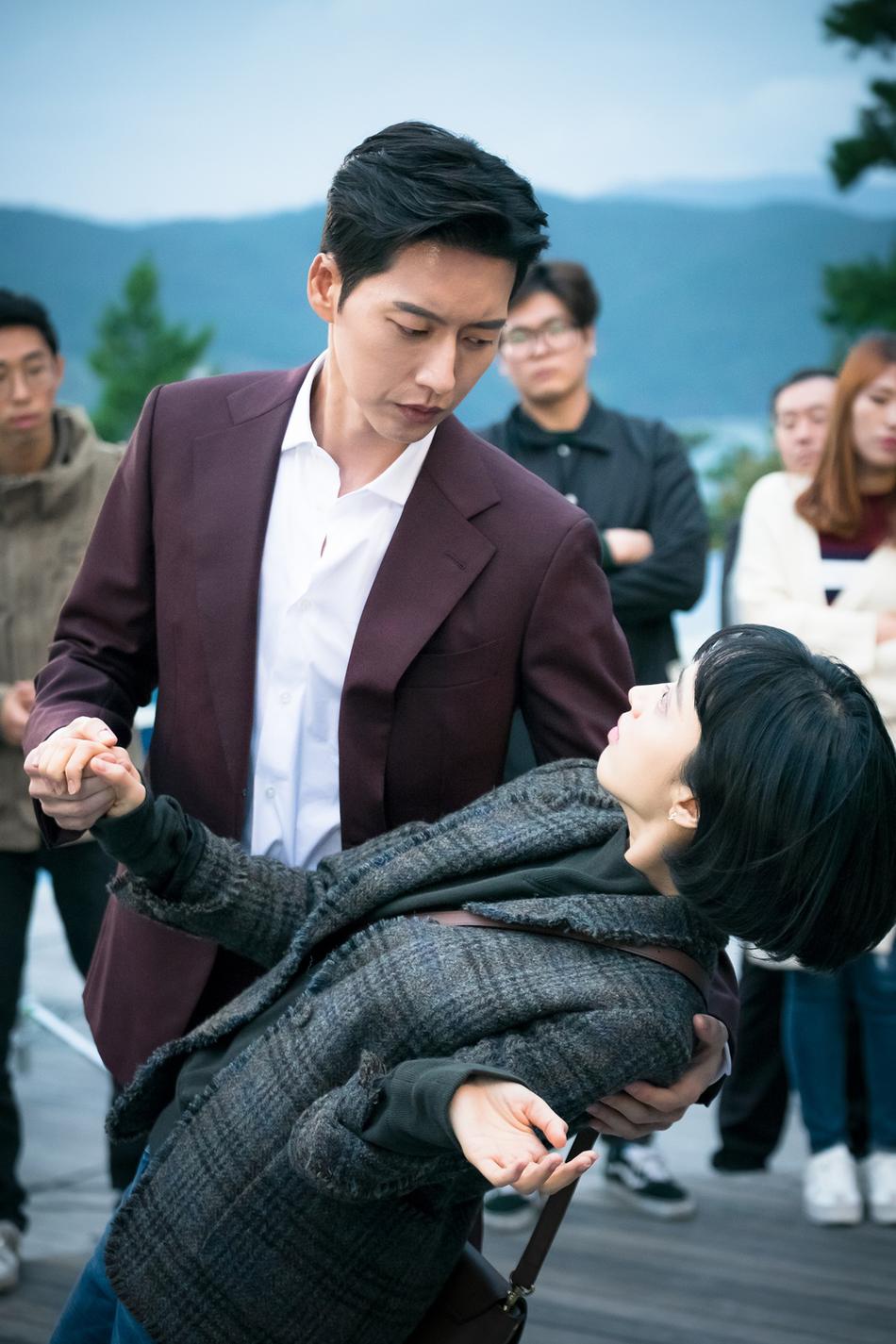 组图:《man x man》幕后花絮 朴海镇金玟廷亲密互动