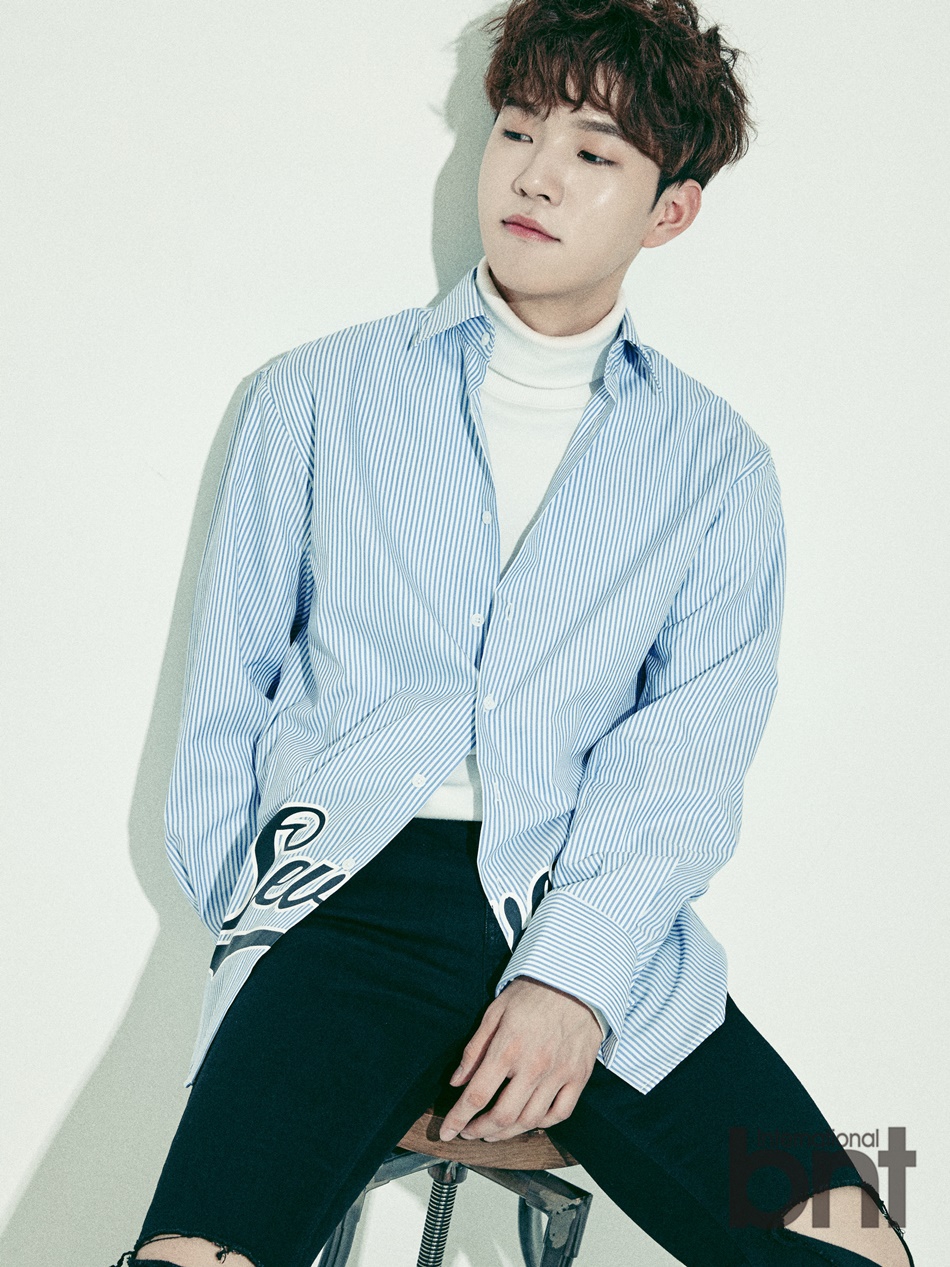 深蓝色衬衫和黑色皮衣造型则演绎出20岁男孩深沉而强烈的迷人魅力