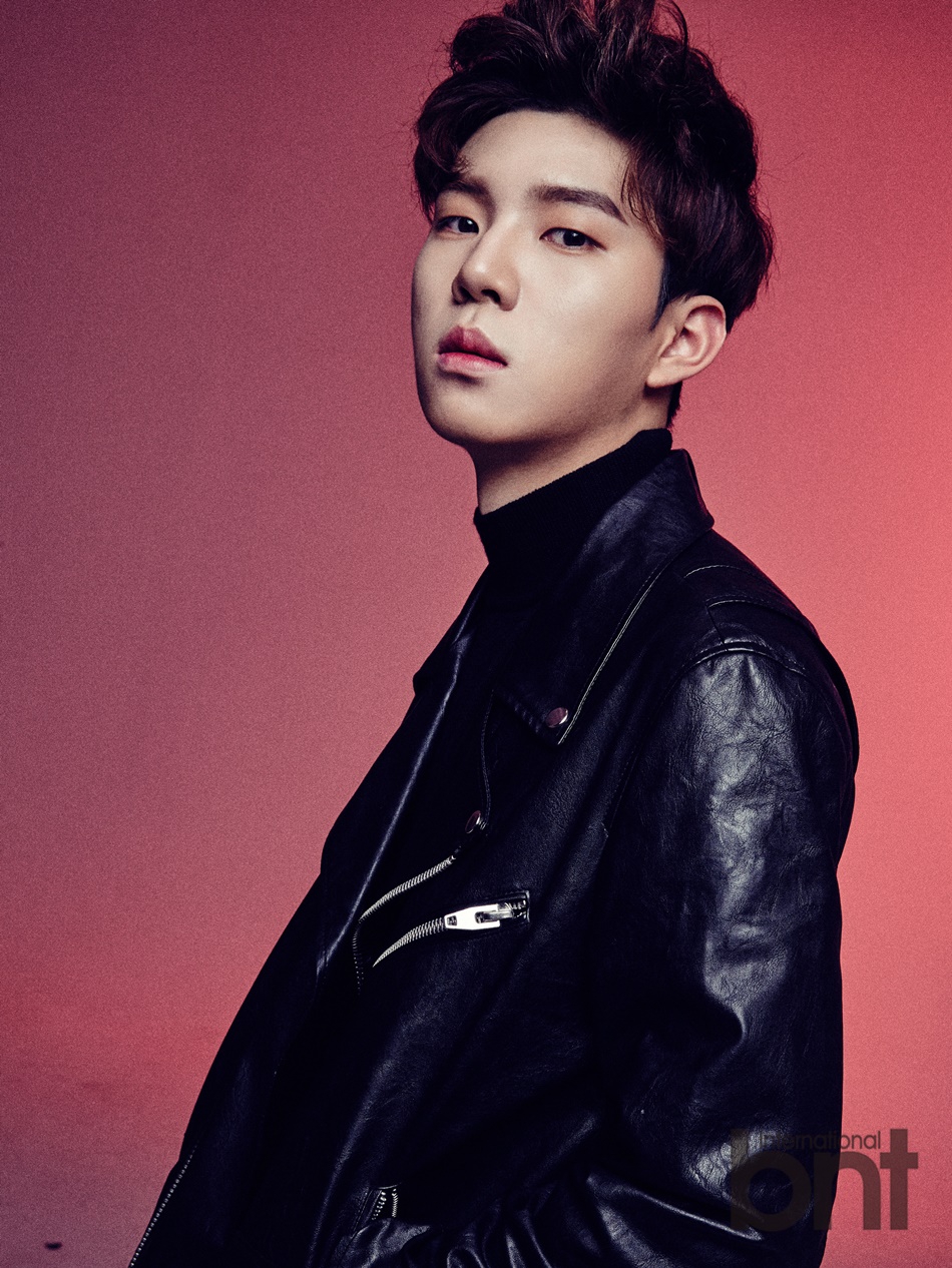 深蓝色衬衫和黑色皮衣造型则演绎出20岁男孩深沉而强烈的迷人魅力