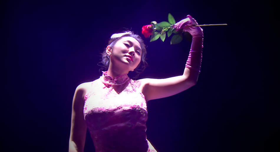 组图:肖洋穿粉色旗袍重温经典 展妩媚复古风情