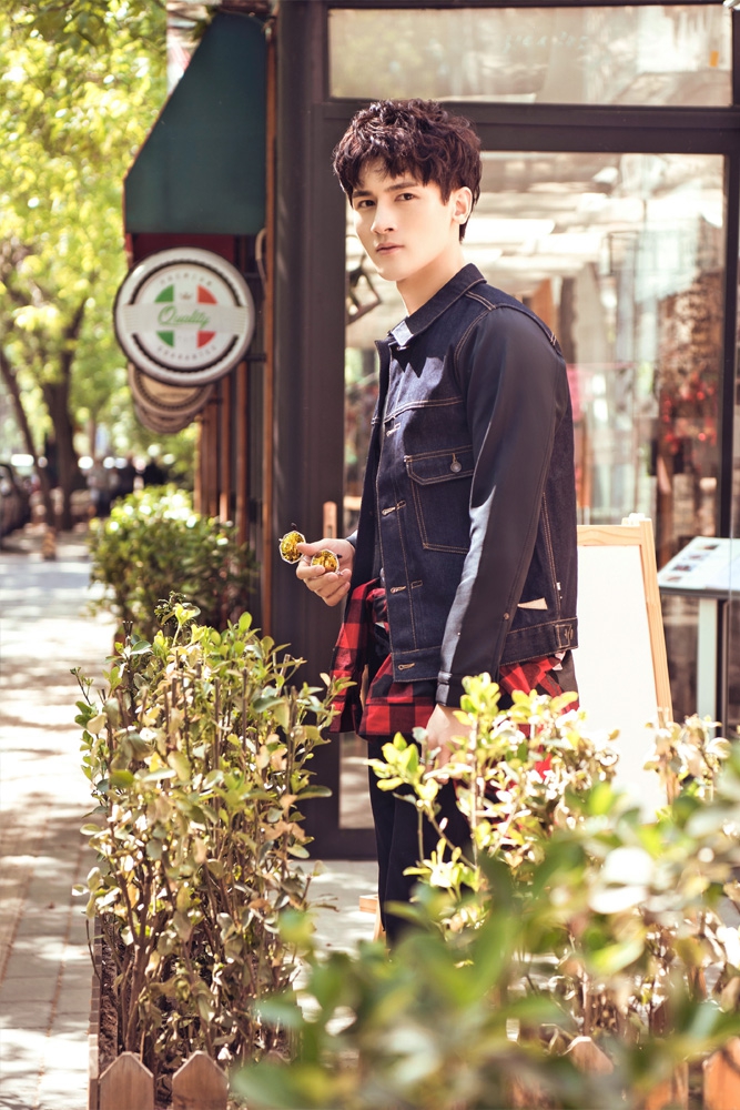 组图:马维希曝最新春日写真 随意洒脱少年感十足