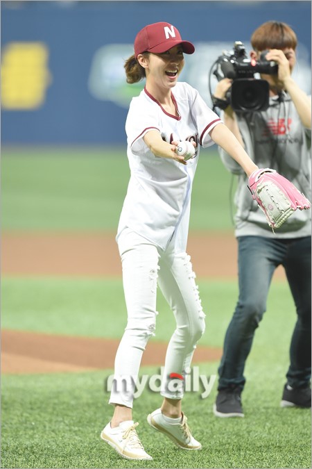 5月2日下午,韩国女艺人金元萱来到首尔天空巨蛋棒球场,为在此举行了