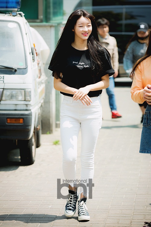 新浪娱乐讯 4日下午,韩国女团oh my girl现身首尔望