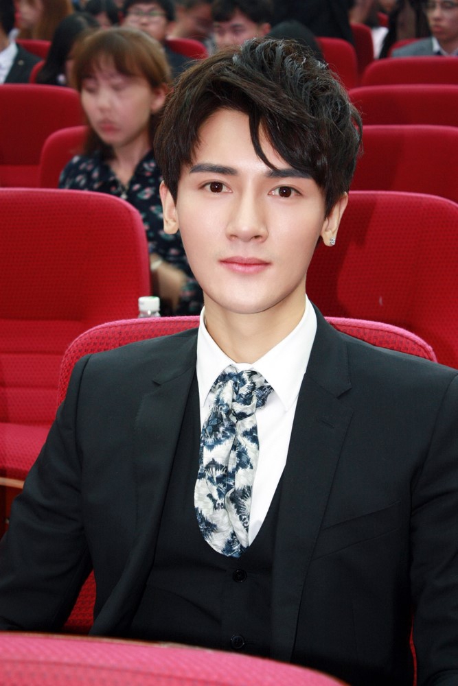 组图:马维希亮相北影节巡展闭幕礼 西服帅气利落