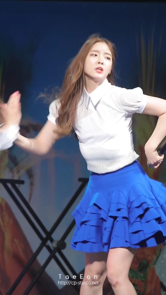 韩女团跳舞胸垫滑落