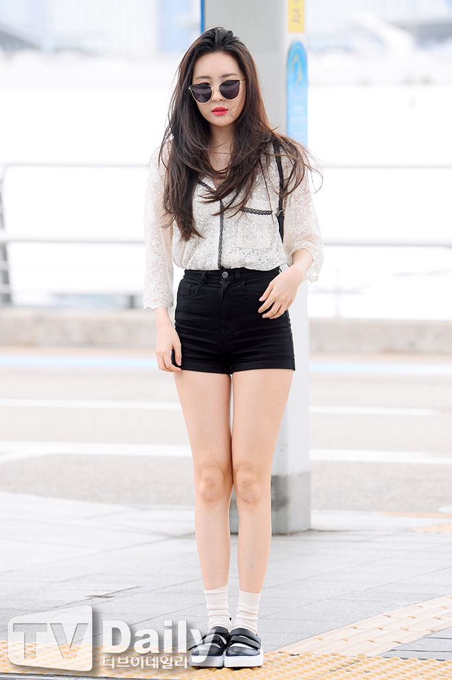 组图:韩星宣美亮相机场赴英国 皮肤白皙热裤秀腿