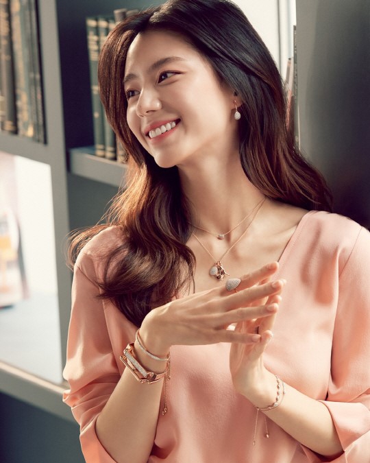 组图:裴勇俊妻子朴秀珍拍珠宝写真 笑容迷人有魅力