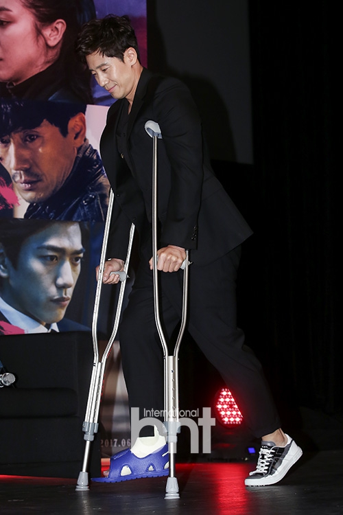 电影《恶女》举行发布会 申河均带伤出席