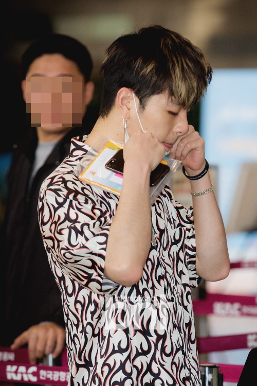 组图:韩男团ikon飞日本开唱 bobby穿拖鞋随性_高清图集_新浪网