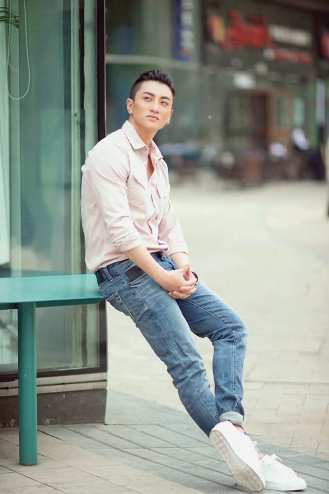 组图:杜珺夏日写真曝光 发型个性身材健壮