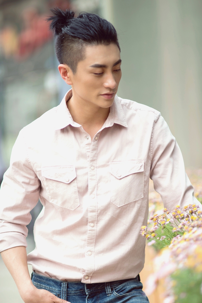 组图:杜珺夏日写真曝光 发型个性身材健壮