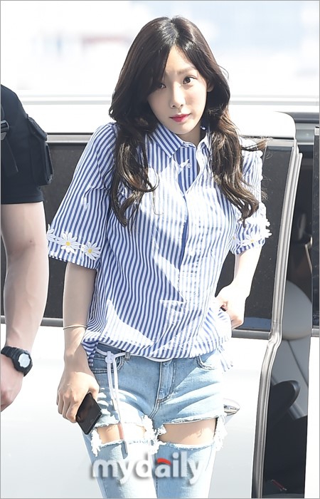 组图少女时代泰妍现身机场穿破洞牛仔裤俏皮
