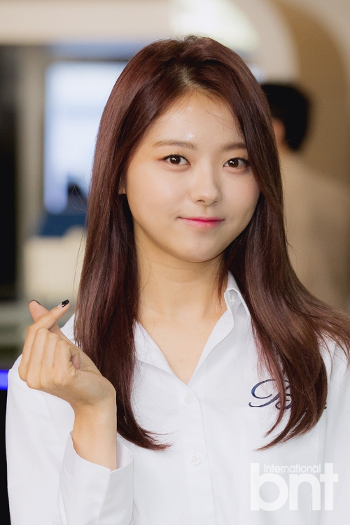 韩团pristin现机场飞日本 清新少女可爱时尚