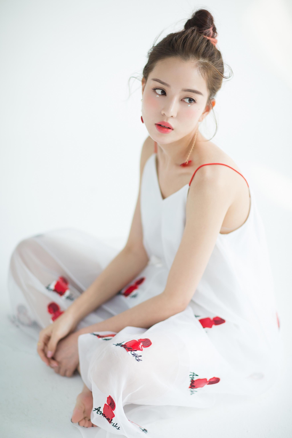 组图:温心时尚写真曝光 穿吊带裙演绎甜美俏皮