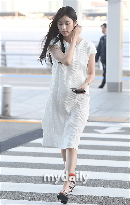 组图:韩孝周飞往夏威夷拍写真 白裙现身机场仙又美_高清图集_新浪网
