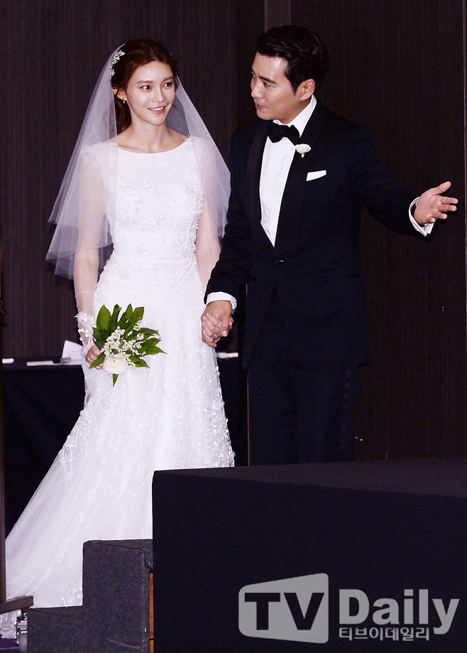 组图:朱相昱车艺莲举办婚礼 深情接吻甜蜜蜜