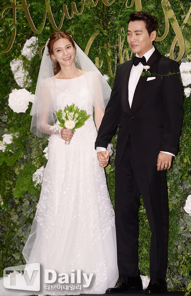 朱相昱车艺莲举办婚礼 深情接吻甜蜜蜜