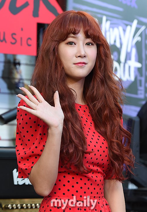 组图:sistar昭宥红裙亮相 复古打扮显老气